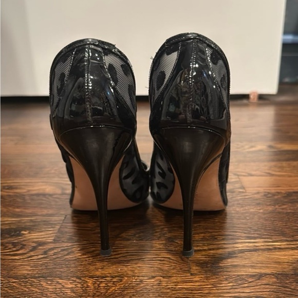 Manolo Blahnik Black Leopard Print Heels - Picture 3 of 8